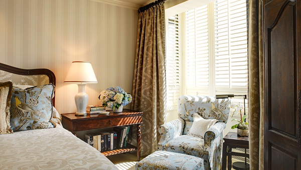 卧室窗帘的颜色对风水的影响-主题美化网